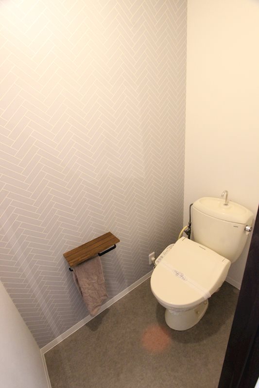 トイレ　温水洗浄暖房便座完備★ペーパーホルダーはアイアンタイプ♪タオ