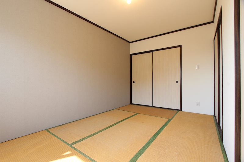 収納　押入は使いやすいようパイプハンガー付いてます★