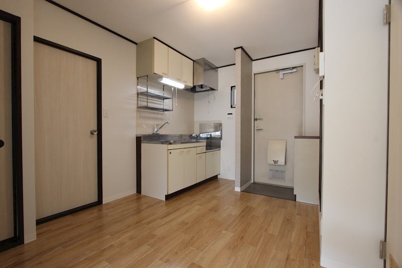 キッチン　壁・天井・床材全面貼替済み★