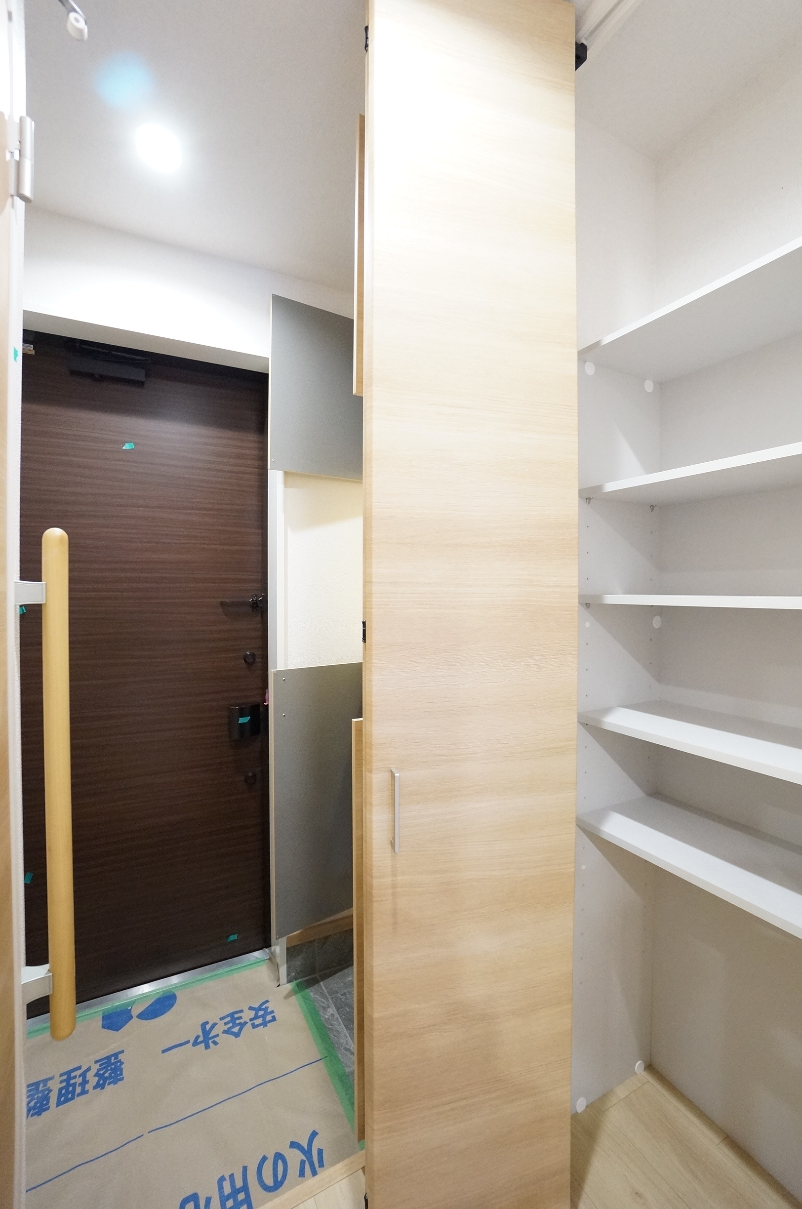 玄関　シューズボックスと収納棚付