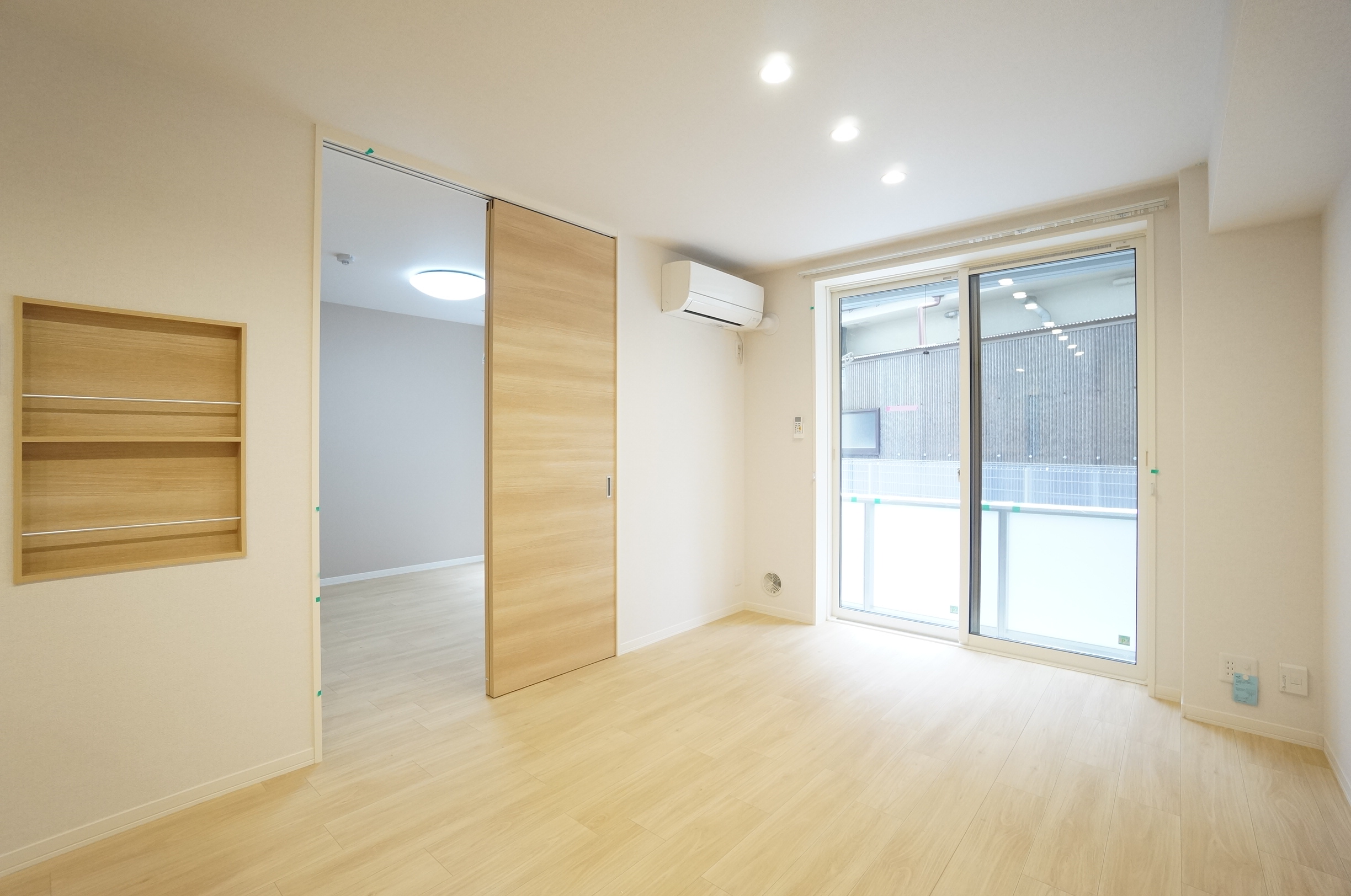 居室・リビング　リビング、エアコンとＴＶインターホン、ＬＥＤ照明付