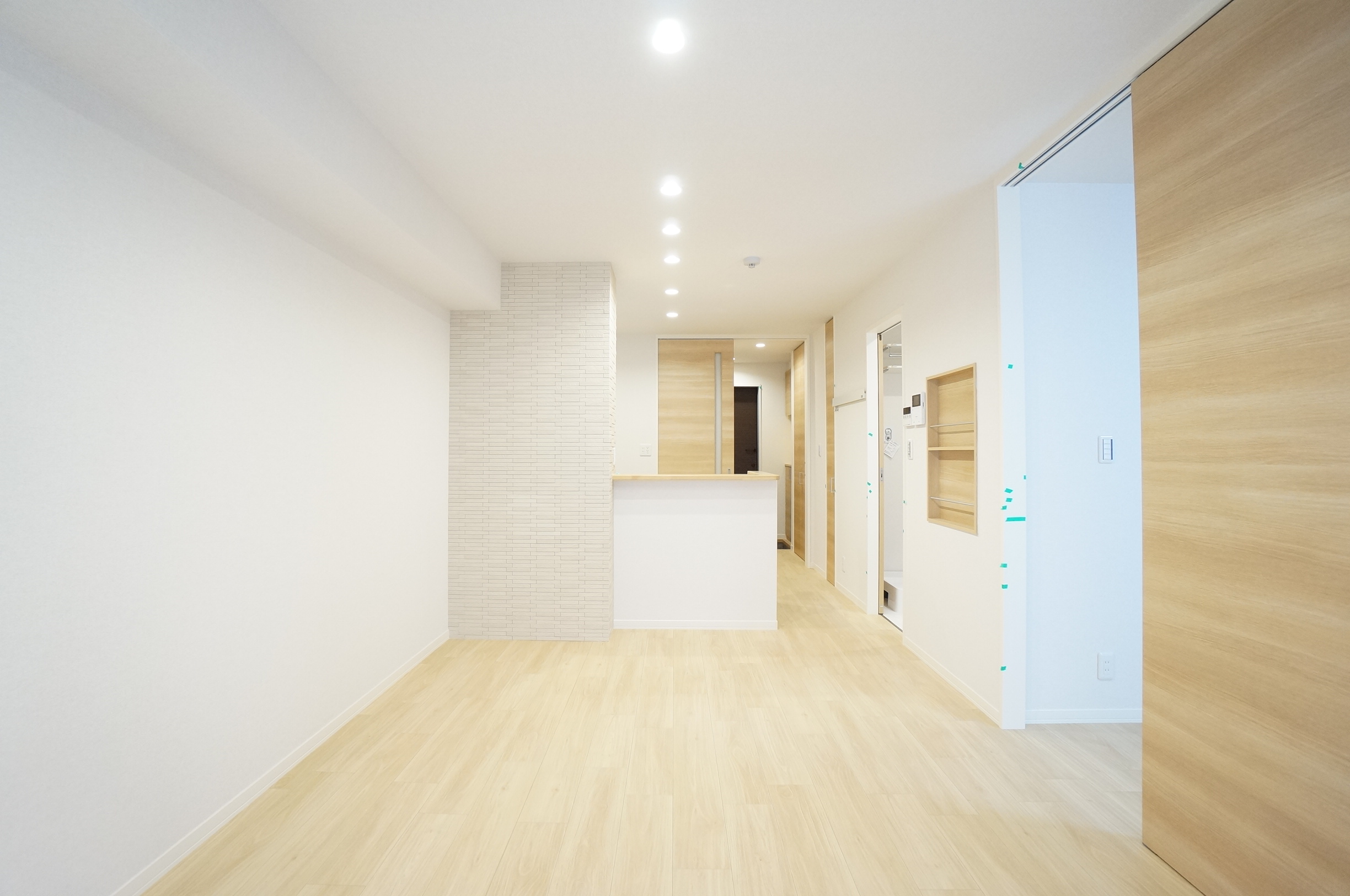 居室・リビング　リビング、エアコンとＴＶインターホン、ＬＥＤ照明付