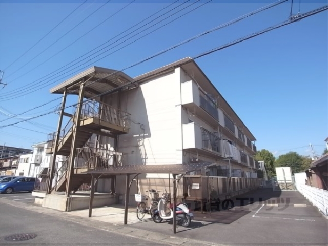 京都市西京区牛ケ瀬林ノ本町のアパートの建物外観