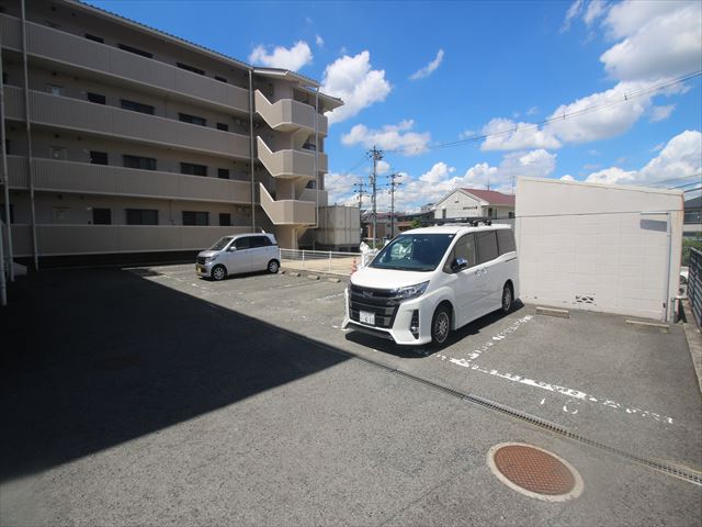 【脇坂マンションの駐車場】