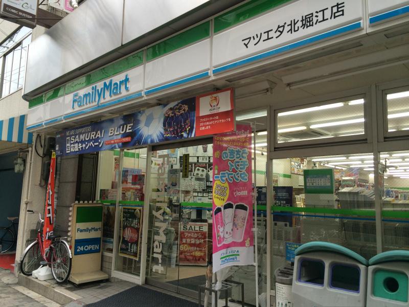 コンビニ　ファミリーマートマツエダ北堀江店（コンビニ）まで93m