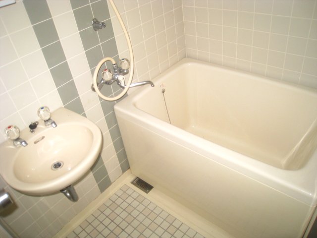 バス・シャワールーム　同物件、別号室のものです。