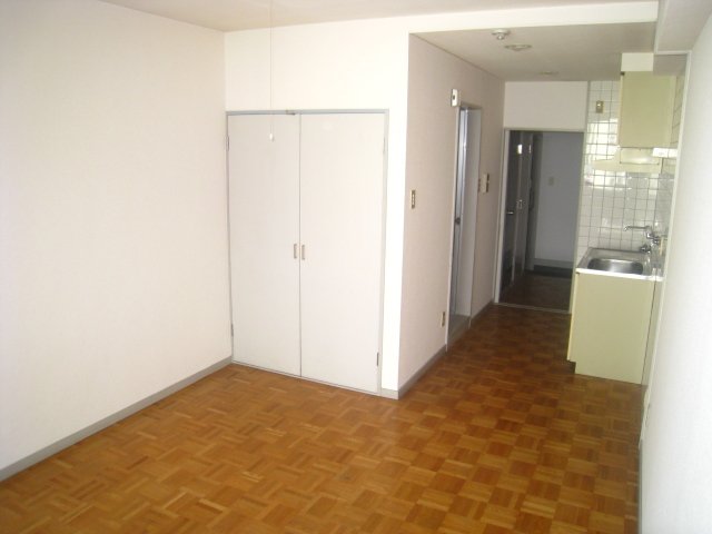 居室・リビング　同物件、別号室のものです。