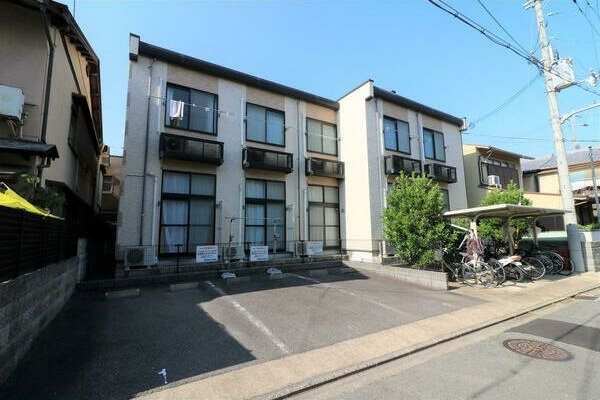 【レオパレス円町の建物外観】