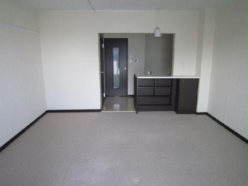 居室・リビング　窓側から撮影