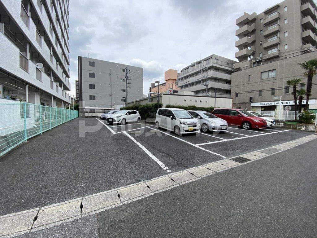 【松戸市上本郷のマンションの駐車場】