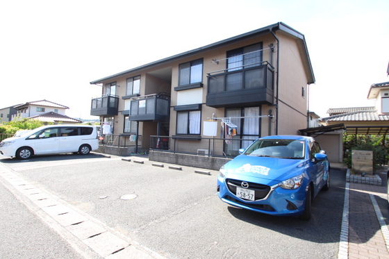 岡山市中区山崎のアパートの建物外観