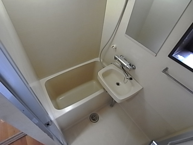 バス・シャワールーム　お風呂・トイレ別々のセパレートです