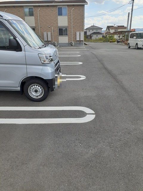 【八女市納楚のアパートの駐車場】