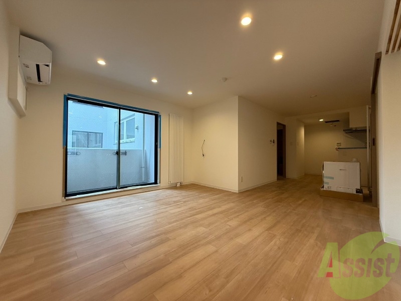 居室・リビング　フローリングや壁の色がお洒落な印象のリビングです。