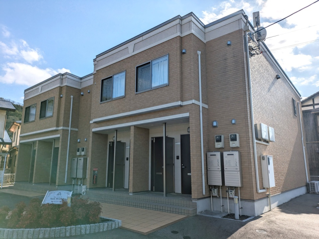 松山市北吉田町のアパートの建物外観