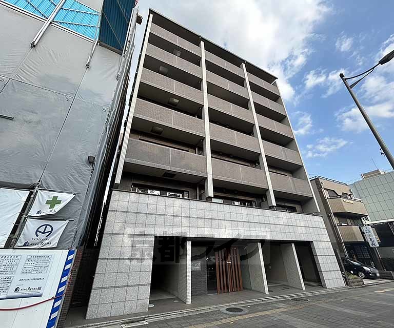 【京都市下京区佐女牛井町のマンションの建物外観】