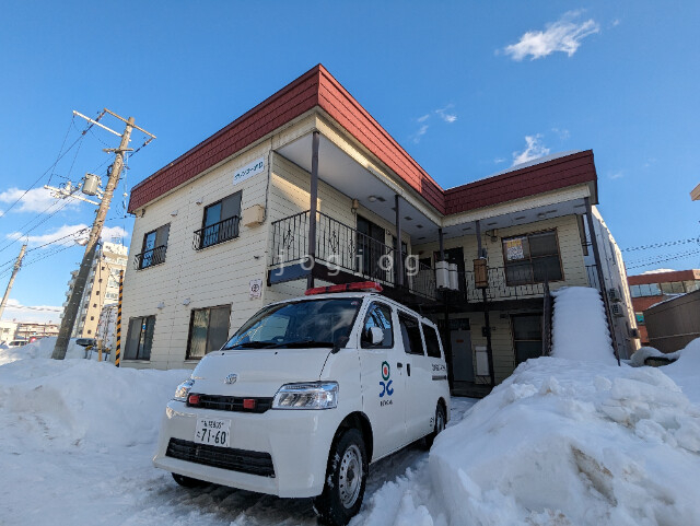 札幌市西区二十四軒一条のアパートの建物外観