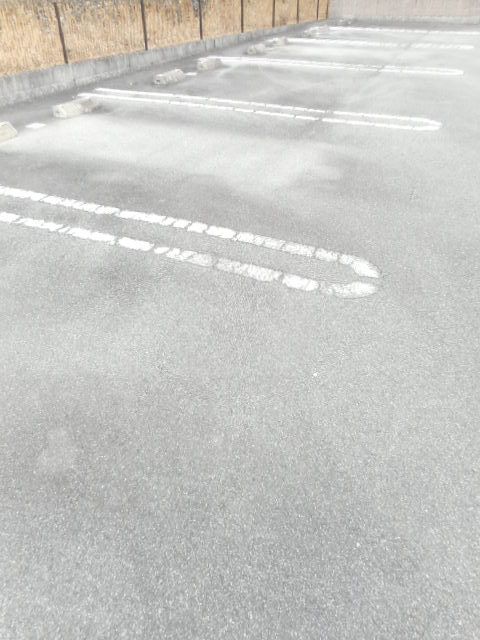 【パレ　コリーヌの駐車場】