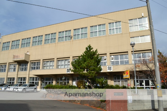 小学校　富丘小学校（小学校）まで607m