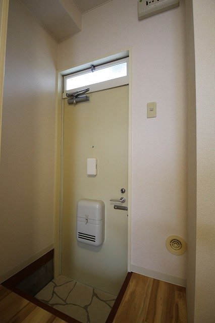 玄関　同物件、別号室のものです。