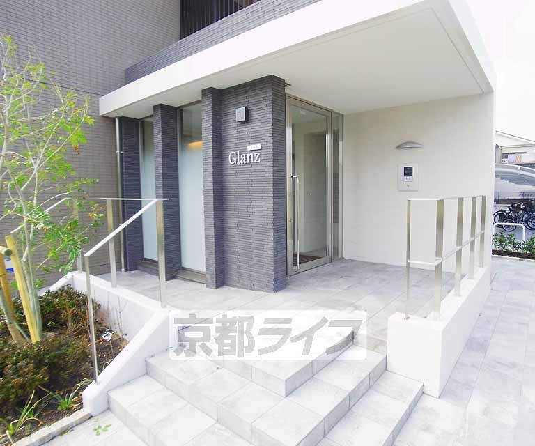 【京都市南区吉祥院嶋高町のマンションのエントランス】