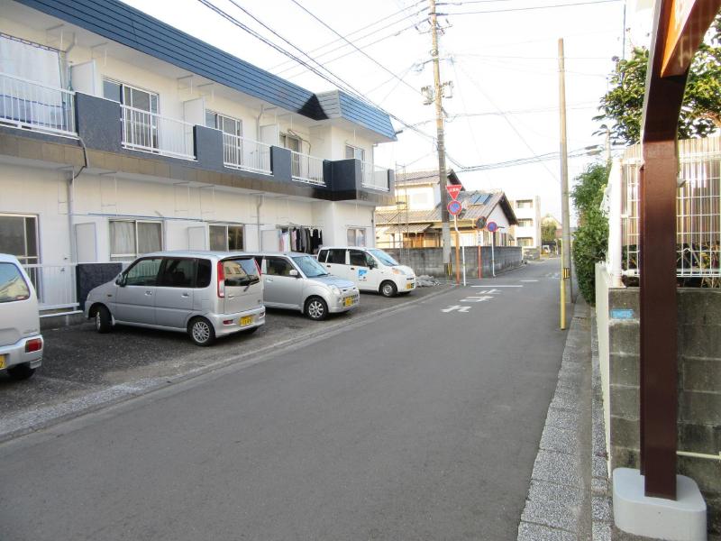 【神宮ハイツの駐車場】