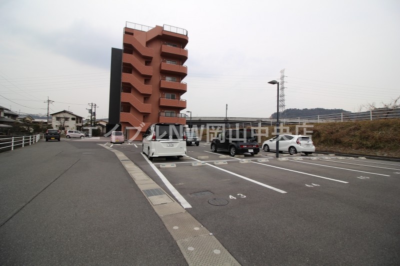 【岡山市北区一宮のマンションの駐車場】