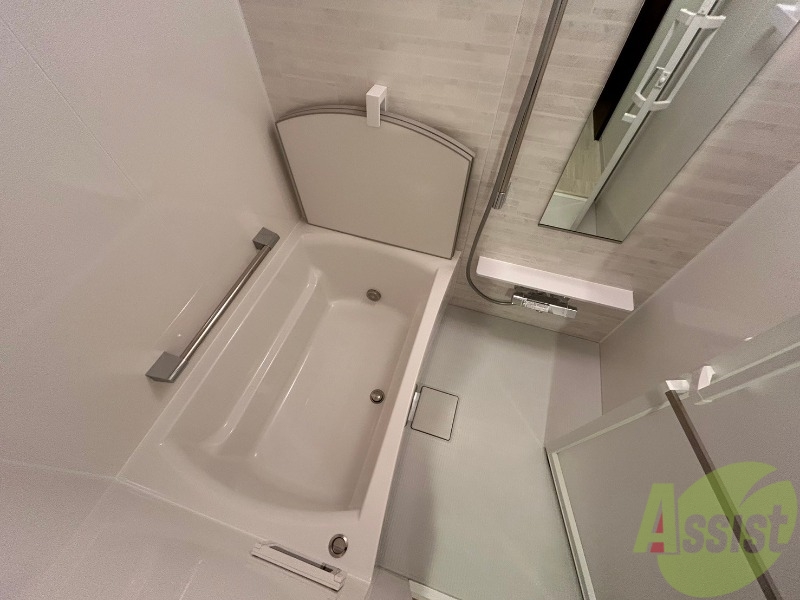 バス・シャワールーム　お風呂です。広々したバスでゆっくりくつろげます。