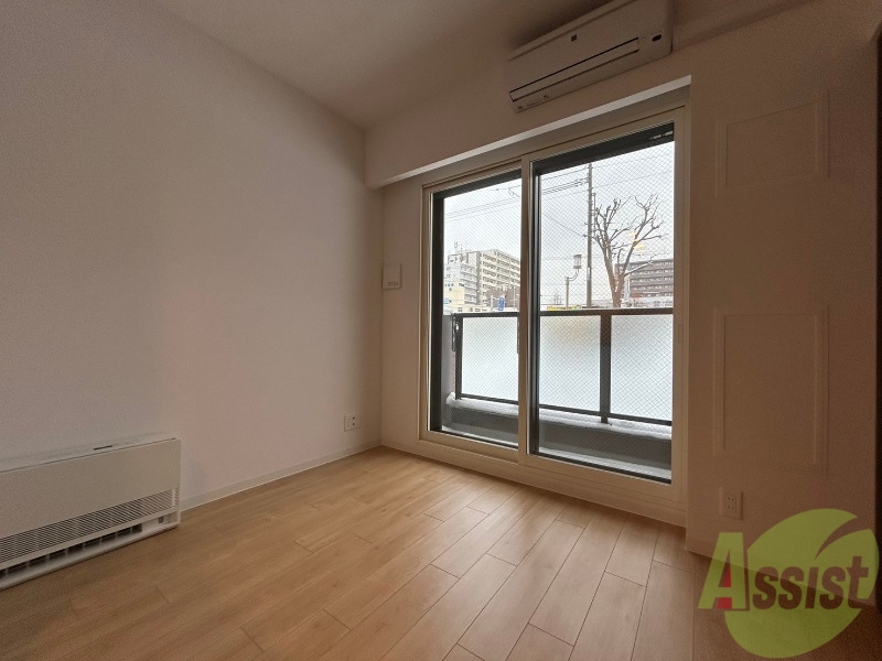 居室・リビング　日当たりが良くて心地よく過ごせそうなお部屋です。