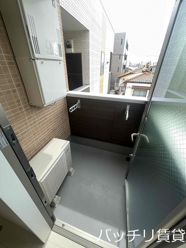 バルコニー　別号室タイプの為、現状を優先致します。