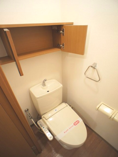 トイレ　温水洗浄暖房便座機能付きです♪