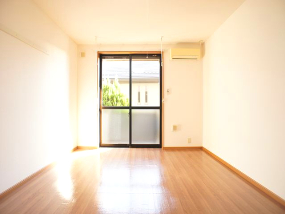 居室・リビング　照明器具、快適に過ごせるエアコンが付いています♪