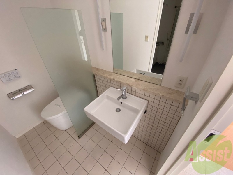 洗面設備　お洒落で使いやすそうな独立洗面台になっています。