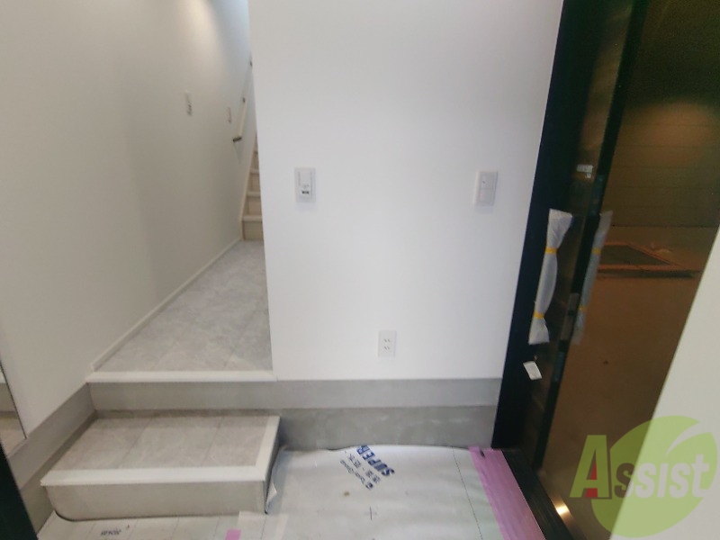 玄関　玄関からの様子です。綺麗なフローリングが広がっています。