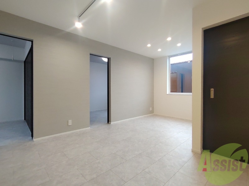 居室・リビング　広くきれいなリビングは明るい光も良く差します。