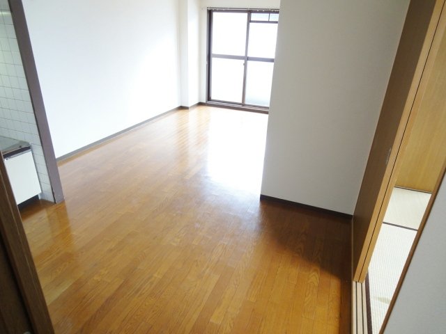 居室・リビング　同物件別号室