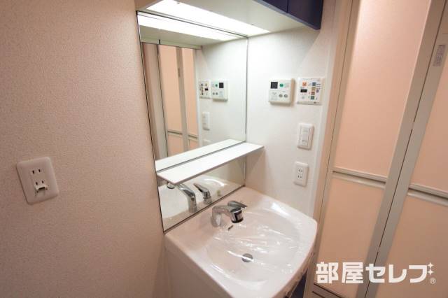 洗面設備　毎朝の支度も楽々です