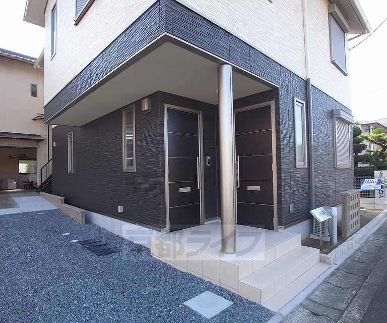 その他共有部分　玄関は両方とも１階です。