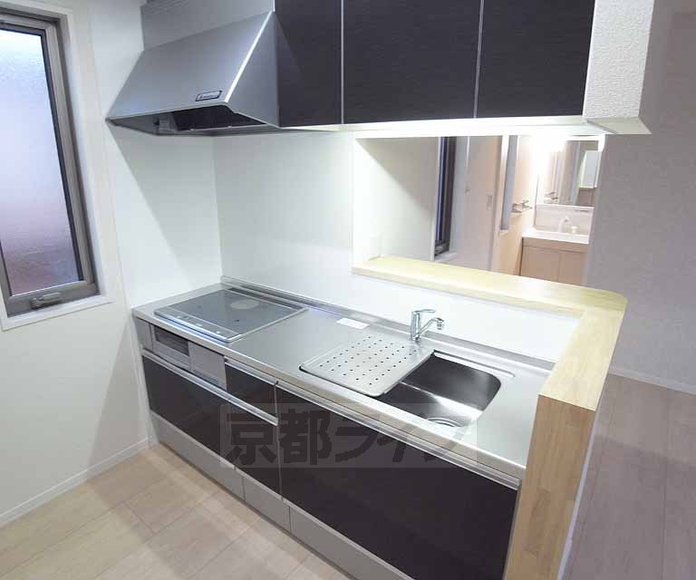 キッチン　３口コンロのシステムキッチンです。