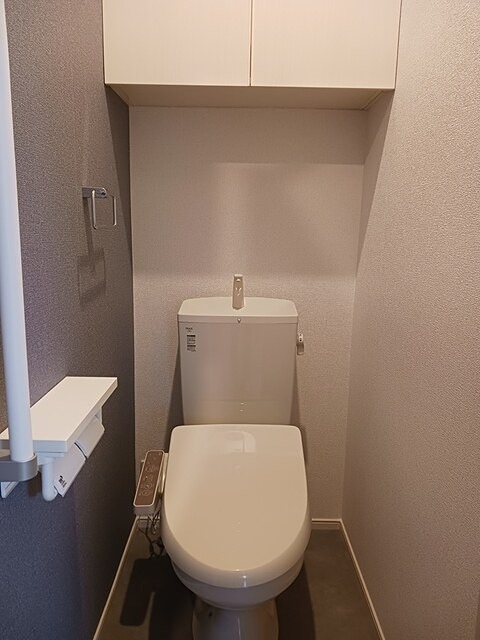 トイレ　温水洗浄便座です。