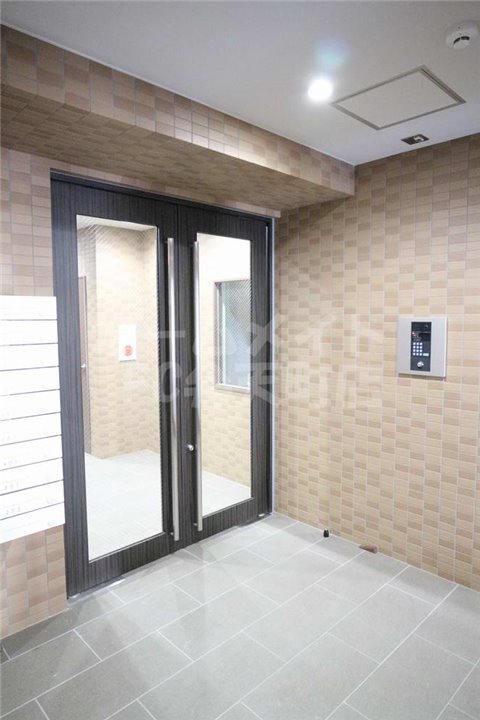 エントランス　落ち着いたエントランスです