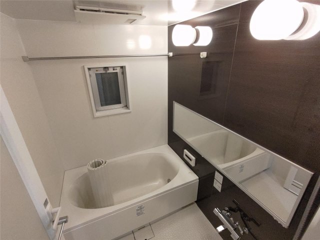 バス・シャワールーム　追い焚き・浴室乾燥機付きのお風呂です♪