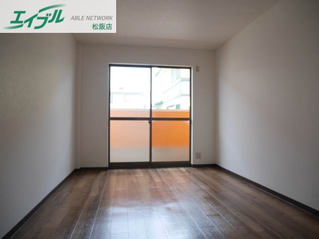 居室・リビング　同物件別室の写真です