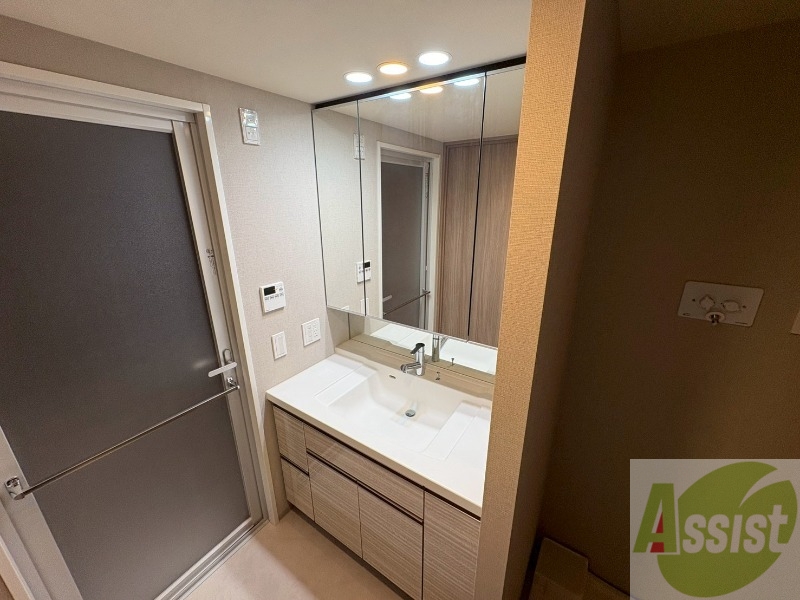 洗面設備　独立洗面台です。大きくてよいですね。シャンプーもできます！