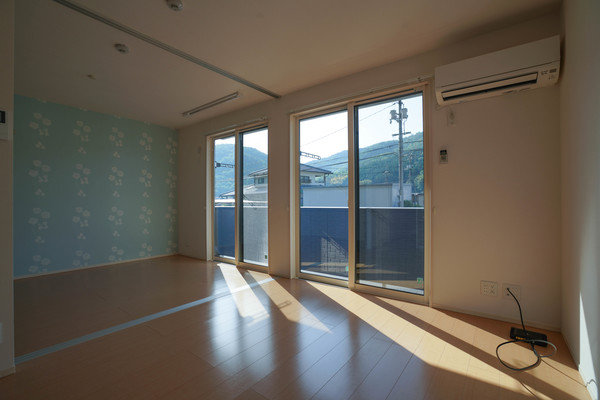 居室・リビング　同じ建物の別なお部屋