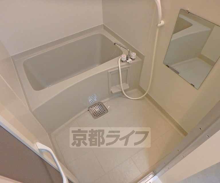 バス・シャワールーム　スッキリとした浴室です。