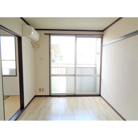 居室・リビング　エアコン・照明付きの洋室