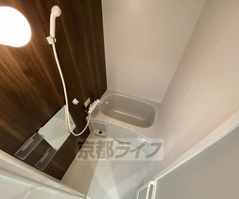 バス・シャワールーム　鏡のある便利なお風呂