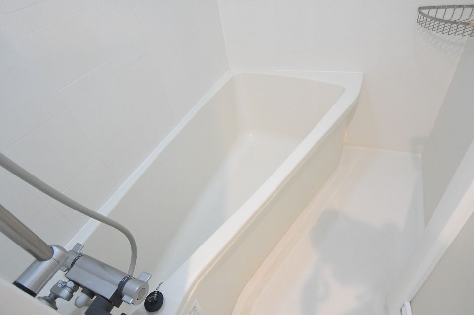 バス・シャワールーム　白を基調とした、清潔感のあるお風呂です。