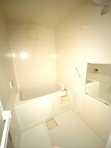 バス・シャワールーム　大き目の浴槽です